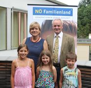 Landesrätin Schwarz lacht mit einem Herren und drei Kindern in die Kamera.