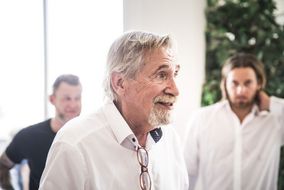 Peter Rapp unterhält sich.