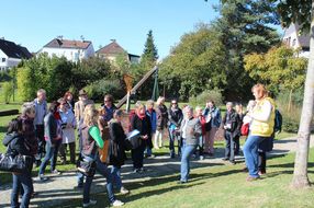 Die Teilnehmerinnen und Teilnehmer besichtigen den Schulfreiraum der Sonnenschule in Amstetten