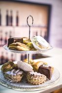 Schön angerichtete Kekse und Mehlspeisen beim Café Vierviertel