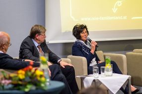 Frau spricht bei der Denkwerkstatt Familie: Schule oder Eltern in der Pflicht? ins Mikrofon