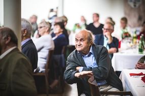 Ein Mann lauscht gespannt der Veranstaltung.