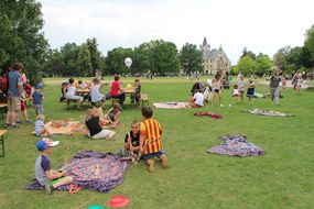 Viele Kinder spielen beim Familientag in Grafenegg.