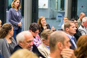 Frau aus dem Publikum spricht ins Mikrofon