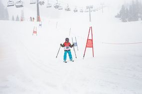 Kind fährt beim Familienskitag am 21. Jänner 2018 Ski