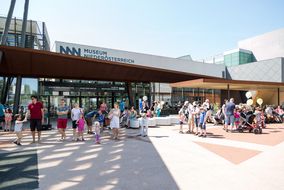 Teilnehmerinnen und Teilnehmer des Straßenfest zum Weltspieltag vor dem Museum Niederösterreich
