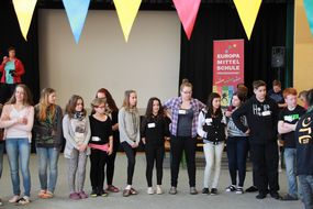 Mädchen und Buben der Spielforscher-Werkstatt in der Europa-Mittelschule Prinzersdorf stehen nebeneinander.