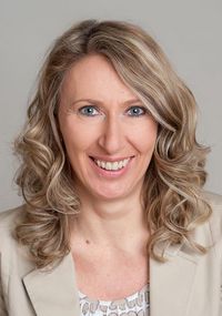 Die Mitarbeiterin Martina Weber-Gottsbachner lächelt in die Kamera.