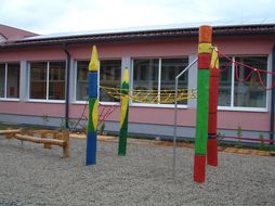 Bunter Kletter-Parcours bei einem Schulfreiraum.