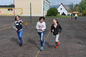 Drei Mädchen laufen bei der Spielforscher-Werkstatt in der Europa-Mittelschule Prinzersdorf um die Wette.