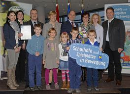 Landesrätin Schwarz lächelt mit Teilnehmerinnen und Teilnehmern der Auftaktveranstaltung aus Maria Laach in die Kamera.