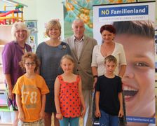 Landesrätin Schwarz lacht mit zwei Damen, einem Herren und drei Kindern in die Kamera.