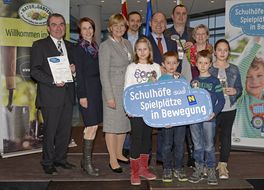 Landesrätin Schwarz lächelt mit Teilnehmerinnen und Teilnehmern der Auftaktveranstaltung aus Hadres in die Kamera.