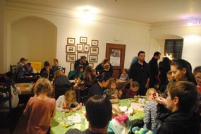 Besucherinnen und Besucher sind von den Spielen begeistert.