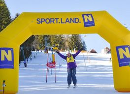 Skifahrerin passiert bei den Familienskitagen 2017 die Zieleinfahrt