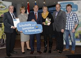 Landesrätin Schwarz lächelt mit Teilnehmerinnen und Teilnehmern der Auftaktveranstaltung aus Schwarzenbach in die Kamera.