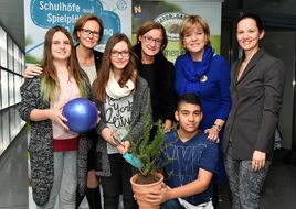 Einige der Teilnehmerinnen und Teilnehmer der Begleitstudie zur Förderaktion "Schulhöfe und Spielplätze in Bewegung"