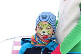 Bub wurde bei den Familienskitagen 2017 als Tiger geschminkt 