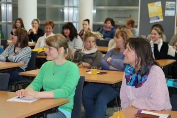 Viele interessierte Freizeitbetreuerinnen und Freizeitbetreuer hören dem Vortragenden gespannt zu