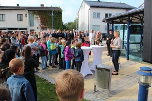 Die Besucherinnen und Besucher der Eröffnung des Generationenprojekt Haag hören gespannt zu.