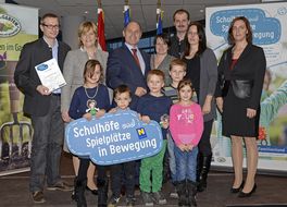 Landesrätin Schwarz lächelt mit Teilnehmerinnen und Teilnehmern der Auftaktveranstaltung aus Altlichtenwarth in die Kamera.