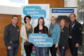 Einige Gäste des Seminar "Schul(t)räume" lachen in die Kamera.