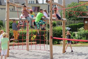 Kinder klettern bei der Eröffnung des Schulfreiraum Gmünd
