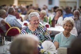 Zwei Frauen lachen beim Café Vierviertel an ihrem Tisch.