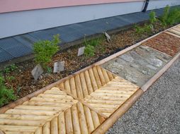 Weg mit verschiedenen Holzarten.