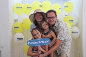 Eine Familie hält bei den NÖ KinderSommerSpielen 2016 ein Schild mit "Familienoberhaupt" in die Kamera.