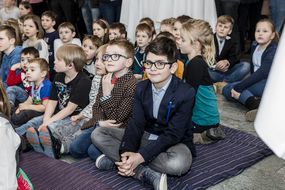 Kinder hören bei der gemeinsamen Auftaktveranstaltung mit 30 Gemeinden gespannt zu