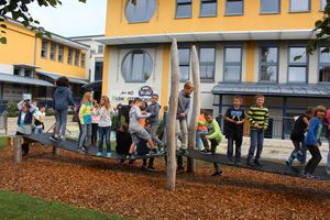 Kinder nutzen die Klettermöglichkeiten bei der Eröffnung des Generationenprojekt Haag