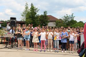 Kinder singen und tanzen bei der Eröffnung des Schulfreiraum Gmünd