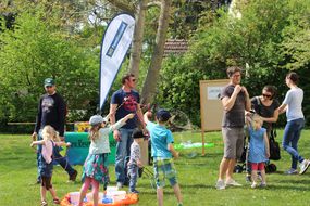 Kinder machen Seifenblasen beim Familienfest Donau-Auen
