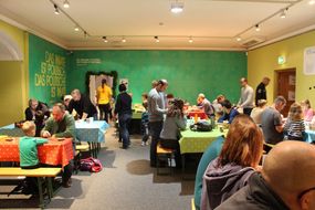 Familien spielen zusammen beim 13. NÖ Spielefest auf der Schallaburg 