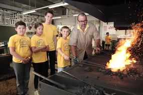 Kinder dürfen bei der 3. Kinder Business Week einem Schmid zusehen
