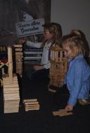 Mädchen spielen in der Bauecke.