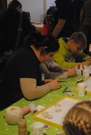 Spieleflüsterin bastelt am Tisch mit den Kindern