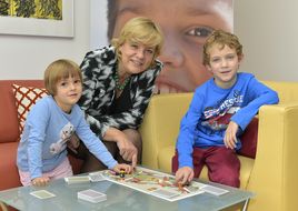 Landesrätin Schwarz und zwei Kinder spielen beim NÖ Spielefest auf der Schallaburg 2016 ein Spiel