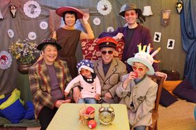Eine verkleidete Familie lacht beim NÖ Familienfest auf der Schallaburg in die Kamera.