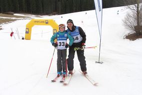 Zwei Skifans lachen bei den Familienskitagen 2017 in die Kamera