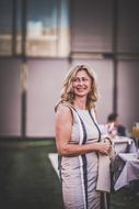 Eine Frau im Kleid genießt das Ambiente des Sommerausklang an der Donau-Universtität Krems