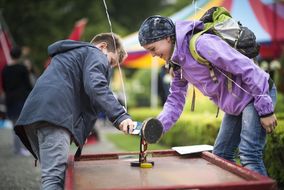 Mädchen und Bub spielen beim NÖ Familienfest auf der Schallaburg zusammen