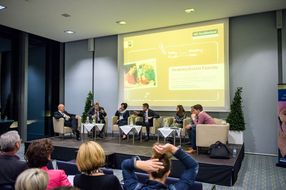 Bühne der Denkwerkstatt Familie: Schule oder Eltern in der Pflicht?