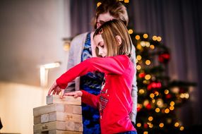 Mädchen spielt beim 15. NÖ Spielefest auf der Schallaburg mit Holzbausteinen