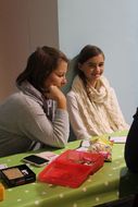 Zwei Mädchen haben Spaß an den vielen verschiedenen Spielen beim 13. NÖ Spielefest auf der Schallaburg.