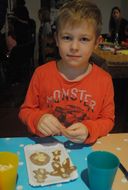 Bub beim Lebkuchen-Verzieren.