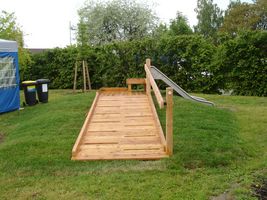 Hölzerne Stiegen beim Schulfreiraum Gänserndorf