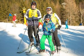 Familie beim Skifahren