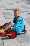Bub fährt mit kleinem GoKart beim Ferienauftaktfest 2016